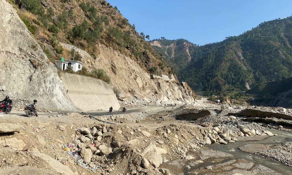 बिपी राजमार्ग अवरुद्ध हुन नदिन पुनःमर्मत गरिँदै