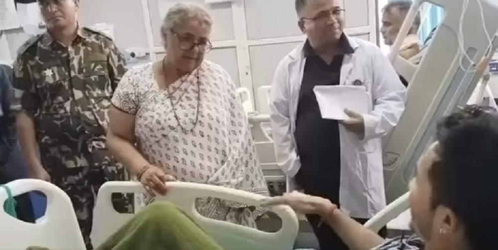 जेन-जी आन्दोलनका घाइतेलाई भेटेर प्रधानमन्त्री कार्कीले लिइन स्वास्थ्य अवस्थाबारे जानकारी