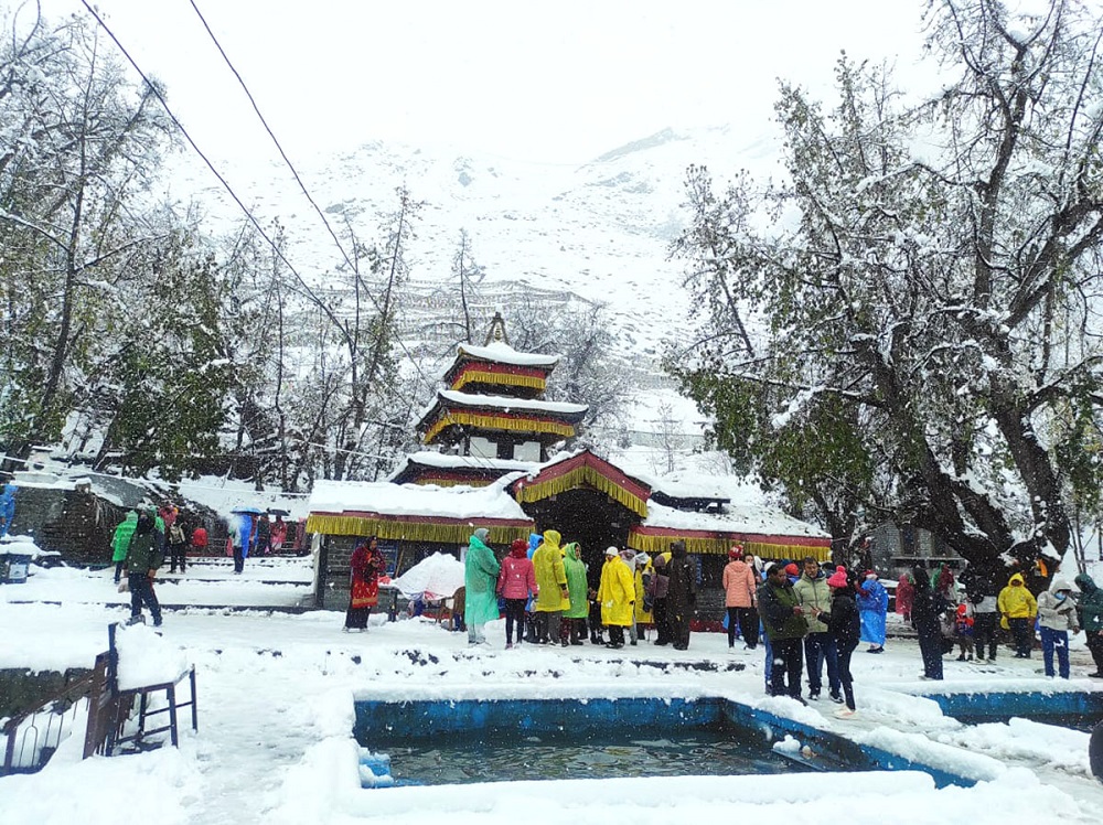 देशका विभिन्न जिल्लामा हिमपात, स्थानिय र पर्यटक चिसोले प्रभावित