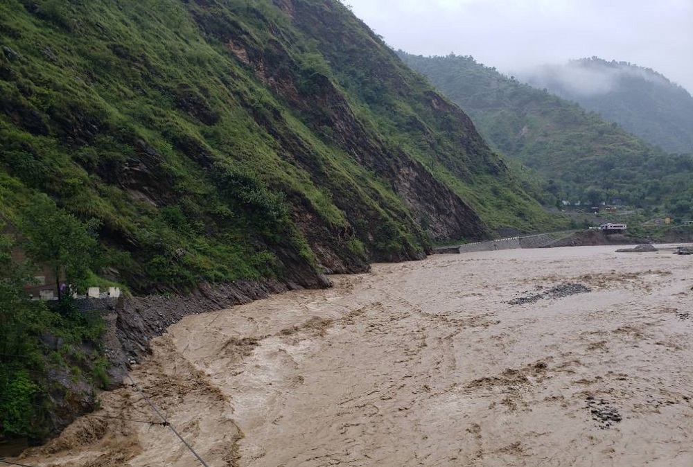 बाढीपहिरोले अधिकांश राजमार्ग अवरुद्ध