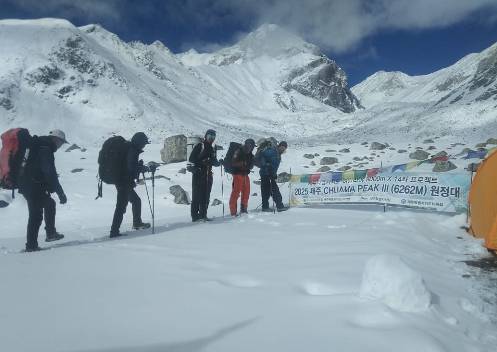 पहिलोपटक ‘छुआमा’ हिमालको सफल पर्वतारोहण, एक्याप लोमान्थाङले गर्यो सम्मान