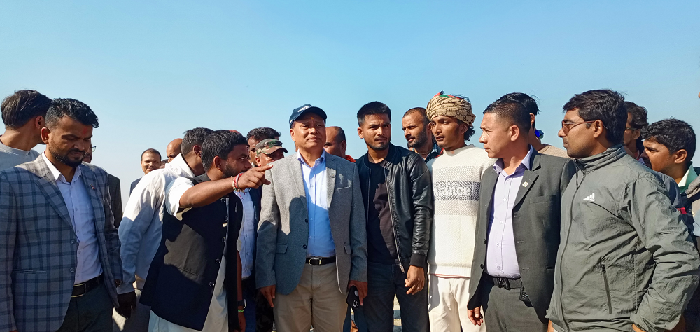कमला नदी पुल निरीक्षणमा पुगे भौतिक मन्त्री घिसिङ