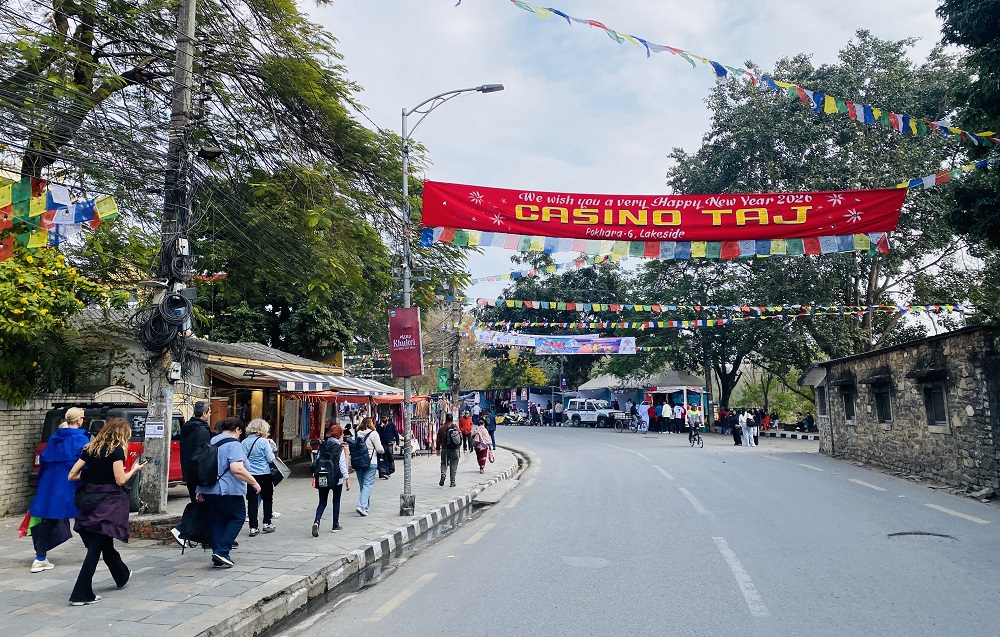 नयाँ वर्षमा पर्यटकले भरिभराउ पोखराका होटल – रेष्टुराँ, सडक महोत्सवमा झुमे पर्यटक