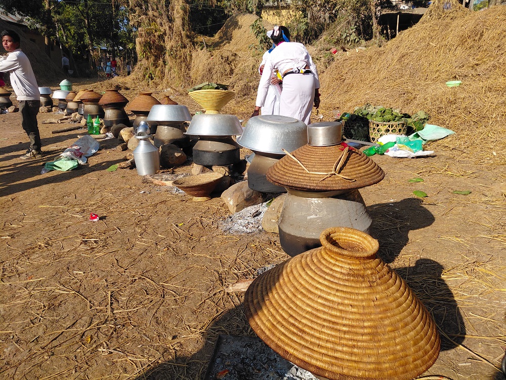 माघी नजिकिएसँगै ढिक्री बनाउने चटारोमा थारू समुदाय