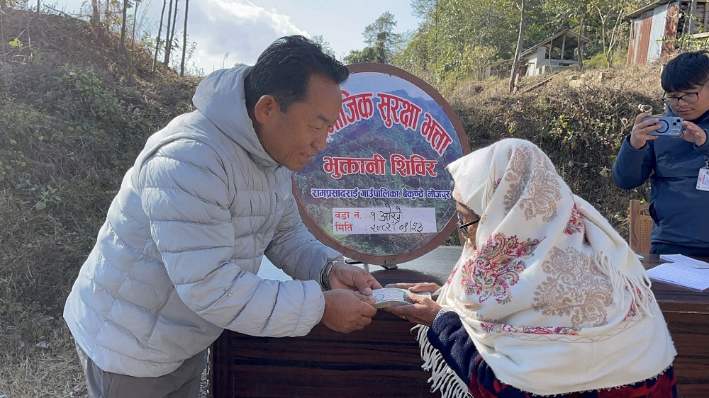 दुर्गम क्षेत्रका ज्येष्ठ नागरिकलाई घरदैलोमा भत्तासँगै न्यानो कपडा