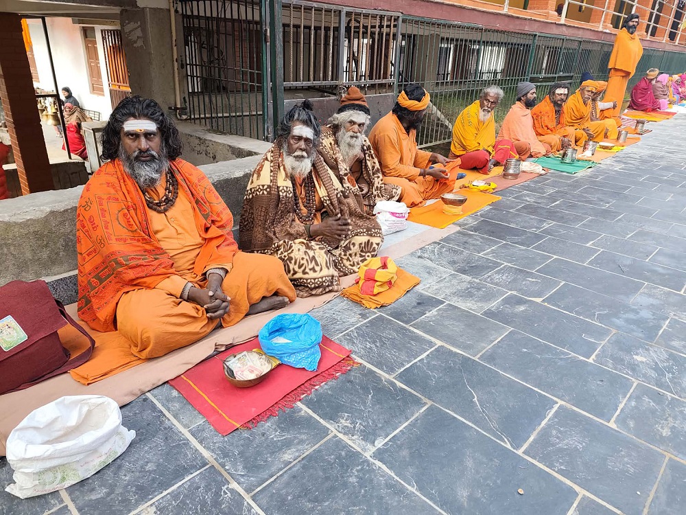 महाशिवरात्रिमा आएका साधुसन्तलाई दक्षिणा दिएर बिदाइ
