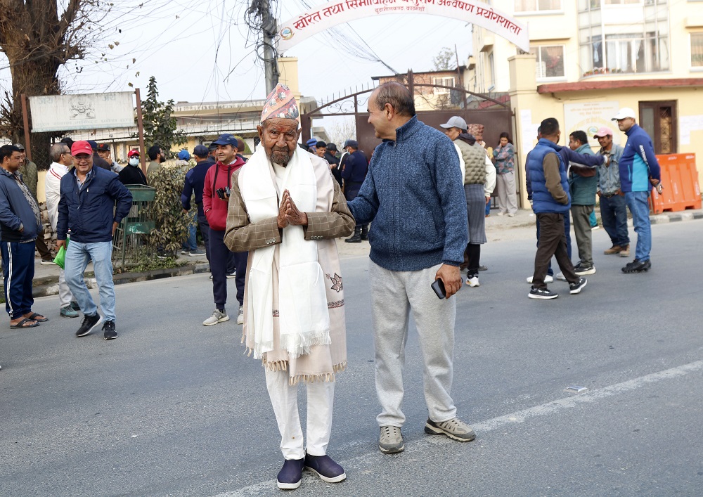 बूढानीलकण्ठका एक सय पाँच वर्षीय चन्द्रबहादुर खड्काले गरे मतदान