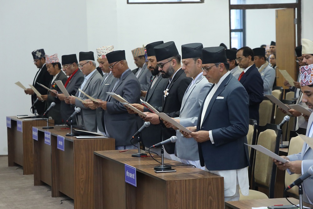 ज्येष्ठ सदस्य केसीबाट नवनिर्वाचित प्रतिनिधिसभा सदस्यहरुले लिए शपथ