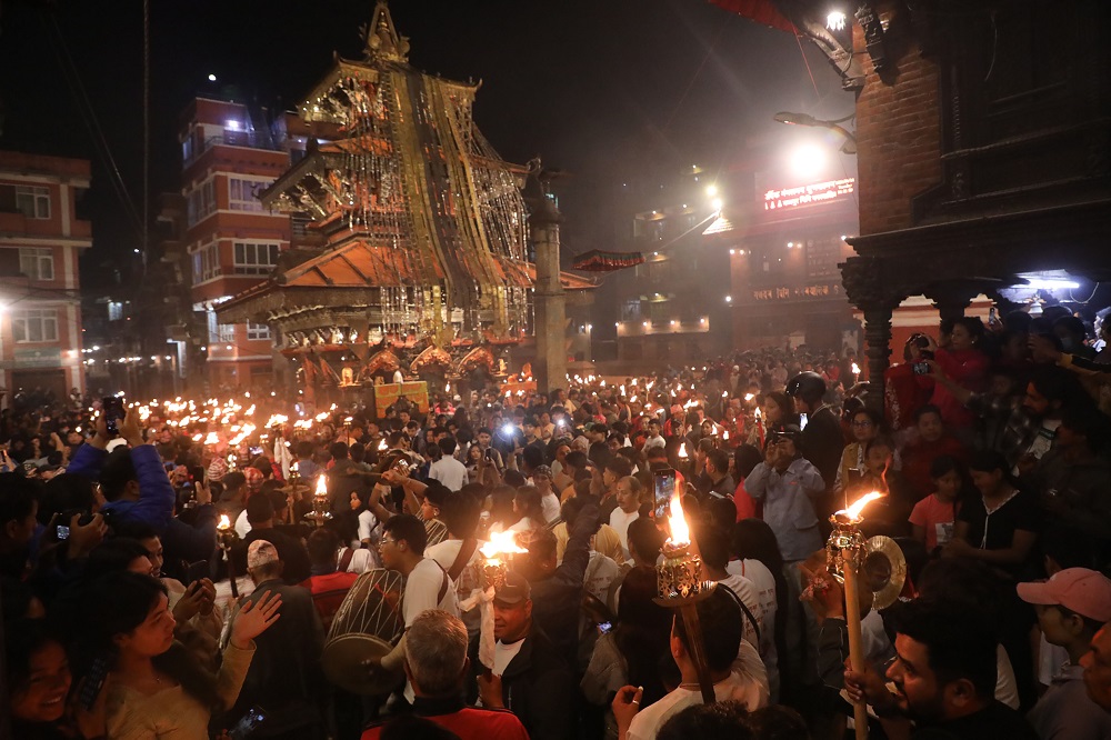 भक्तपुरमा बिस्केट जात्राको रौनक, पर्यटकको घुइँचो