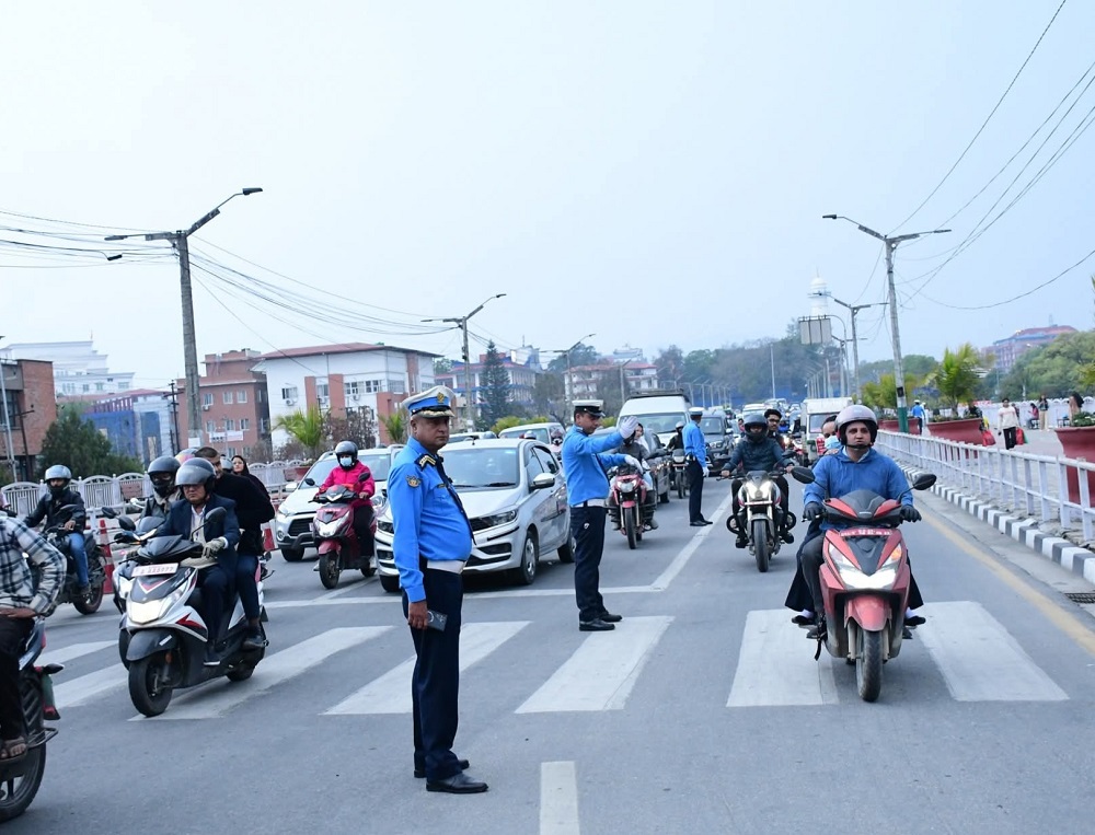 काठमाडौँ उपत्यकामा नियम उल्लङ्घन गरी सवारी चलाउनेविरुद्ध प्रहरीको कडा निगरानी