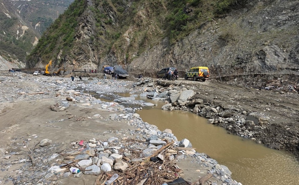 अत्यावश्यक बाहेक बिपी राजमार्गमा यात्रा नगर्न प्रहरीको अनुरोध